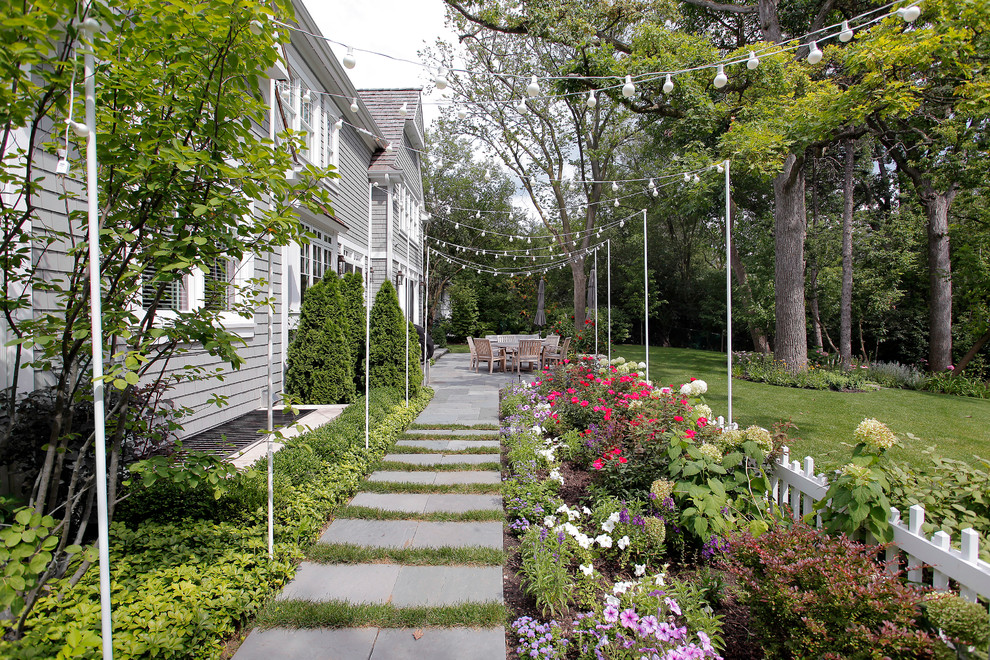 Idéer för en klassisk trädgård längs med huset