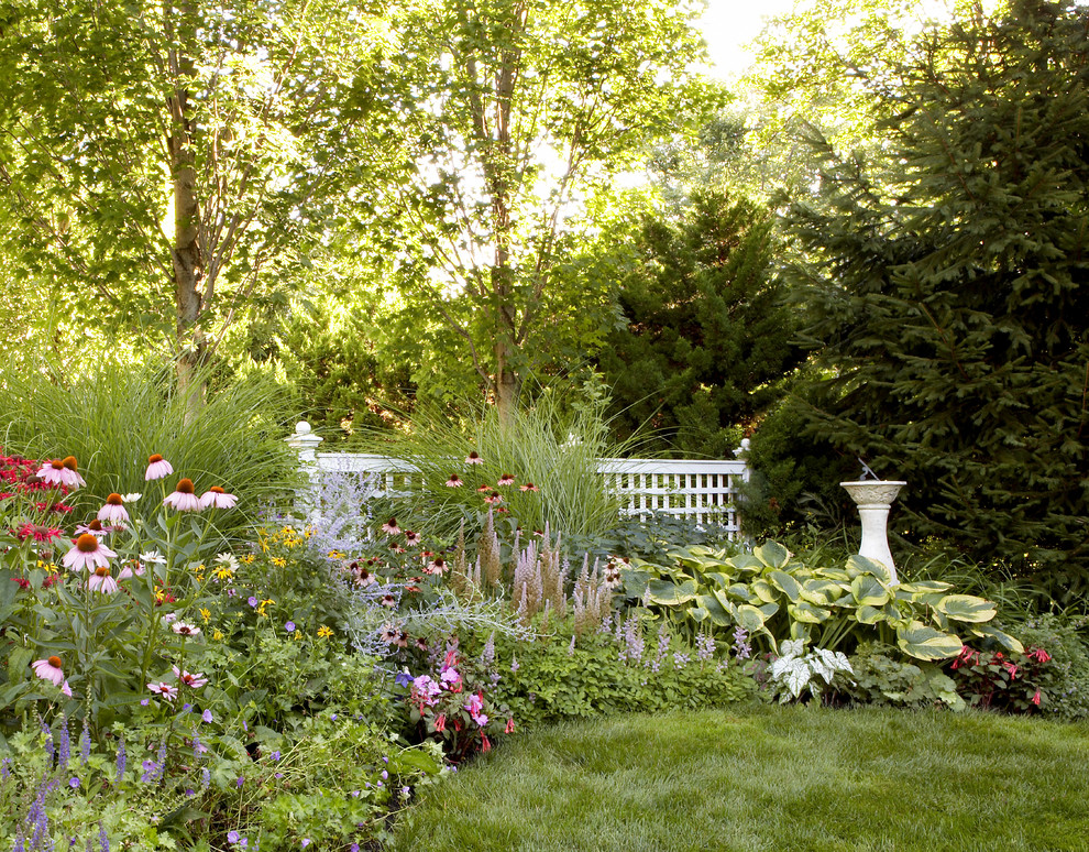 Ispirazione per un grande giardino formale tradizionale esposto in pieno sole dietro casa in estate con un ingresso o sentiero e pacciame