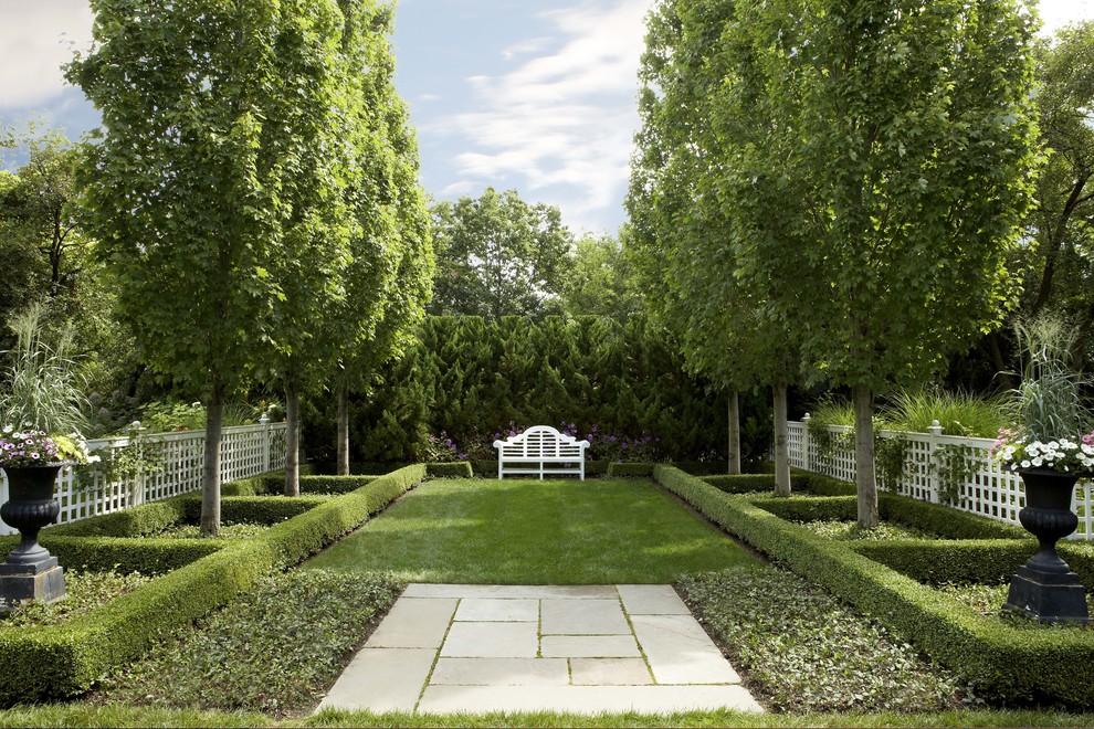 Стильный дизайн: большой солнечный, летний регулярный сад на заднем дворе в классическом стиле с хорошей освещенностью и покрытием из каменной брусчатки - последний тренд