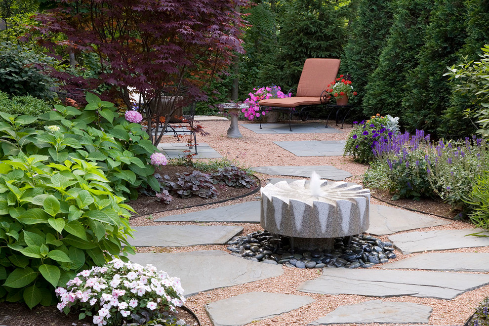 Foto de jardín tradicional renovado de tamaño medio en patio trasero con fuente y granito descompuesto