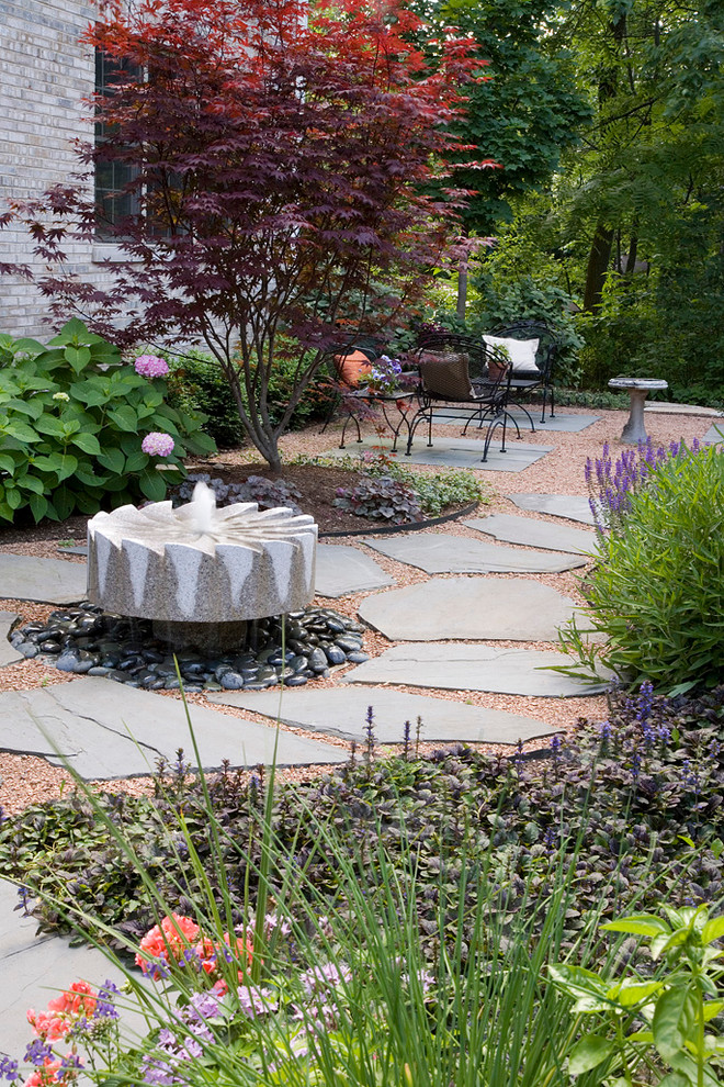 Idee per un giardino tradizionale di medie dimensioni e dietro casa con fontane e graniglia di granito