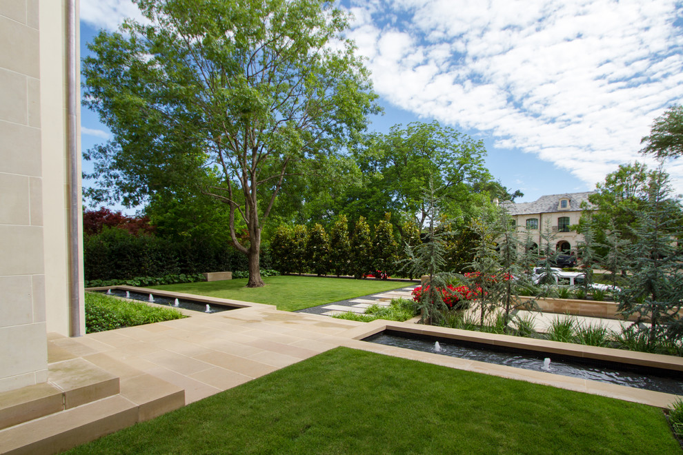 Idee per un giardino formale contemporaneo esposto in pieno sole di medie dimensioni e davanti casa in primavera con fontane e pavimentazioni in pietra naturale