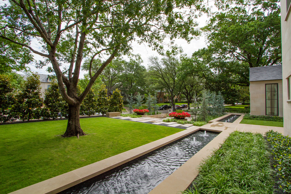 Foto di un giardino formale design esposto in pieno sole di medie dimensioni e davanti casa in primavera con fontane e pavimentazioni in pietra naturale
