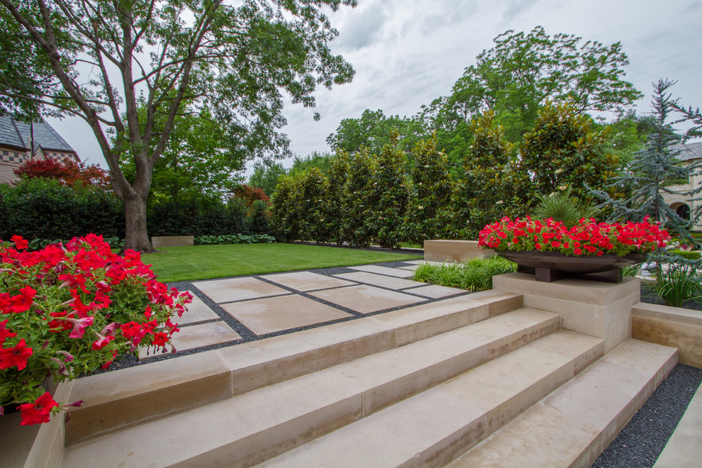 Foto di un giardino formale contemporaneo esposto in pieno sole di medie dimensioni e davanti casa in primavera con un ingresso o sentiero e pavimentazioni in cemento