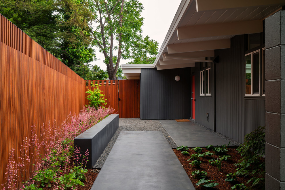 Ispirazione per un giardino formale moderno esposto a mezz'ombra di medie dimensioni e in cortile con ghiaia e un ingresso o sentiero