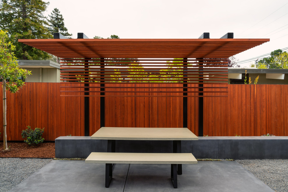 Стильный дизайн: солнечный засухоустойчивый сад среднего размера на боковом дворе в стиле ретро с хорошей освещенностью и покрытием из гравия - последний тренд