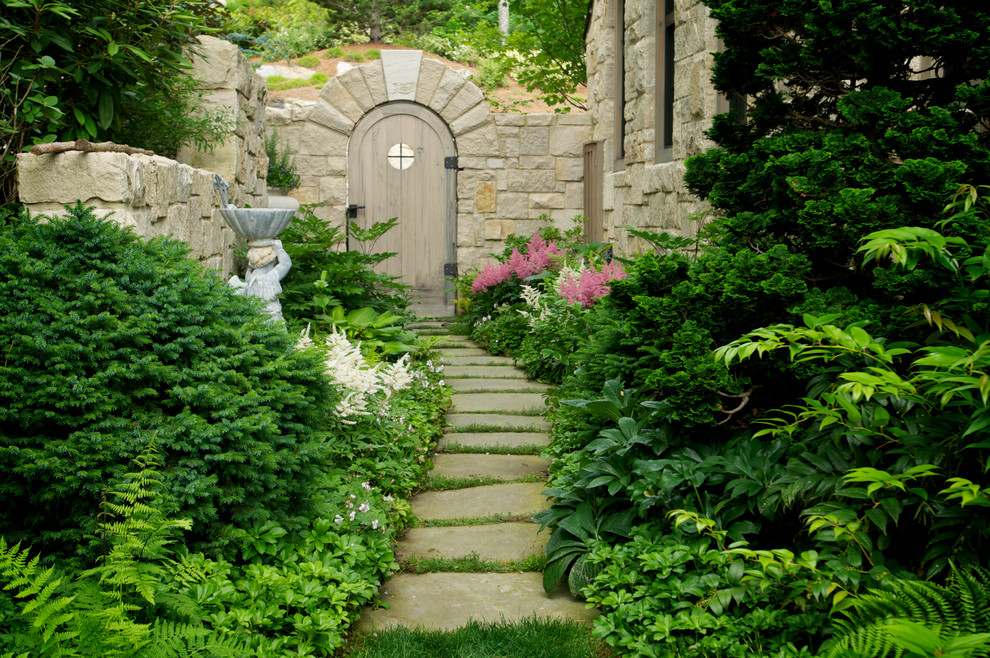 Idee per un grande giardino formale tradizionale in ombra dietro casa in estate con un ingresso o sentiero e pavimentazioni in pietra naturale
