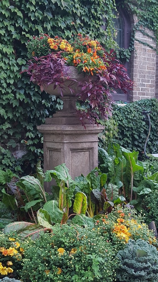 Idee per un piccolo giardino tradizionale esposto a mezz'ombra nel cortile laterale in autunno con un giardino in vaso