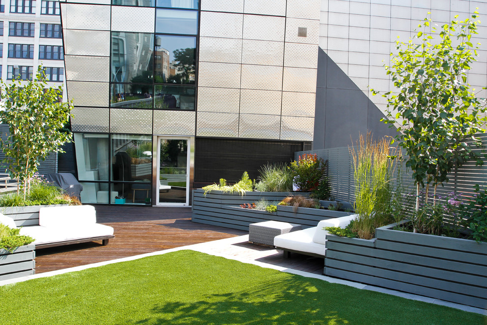 Ispirazione per un grande giardino moderno esposto in pieno sole sul tetto in autunno con pavimentazioni in pietra naturale