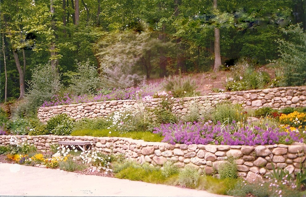 Cette photo montre un jardin à la française arrière montagne de taille moyenne et l'été avec un mur de soutènement et une exposition ensoleillée.