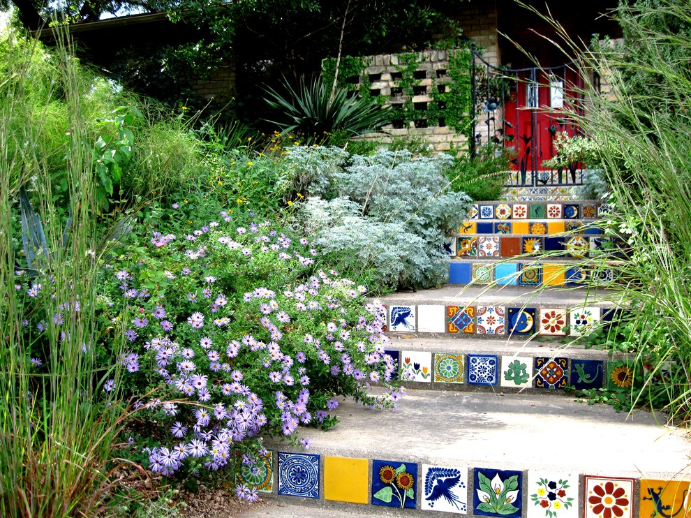 Design ideas for a traditional sloped garden in Austin.