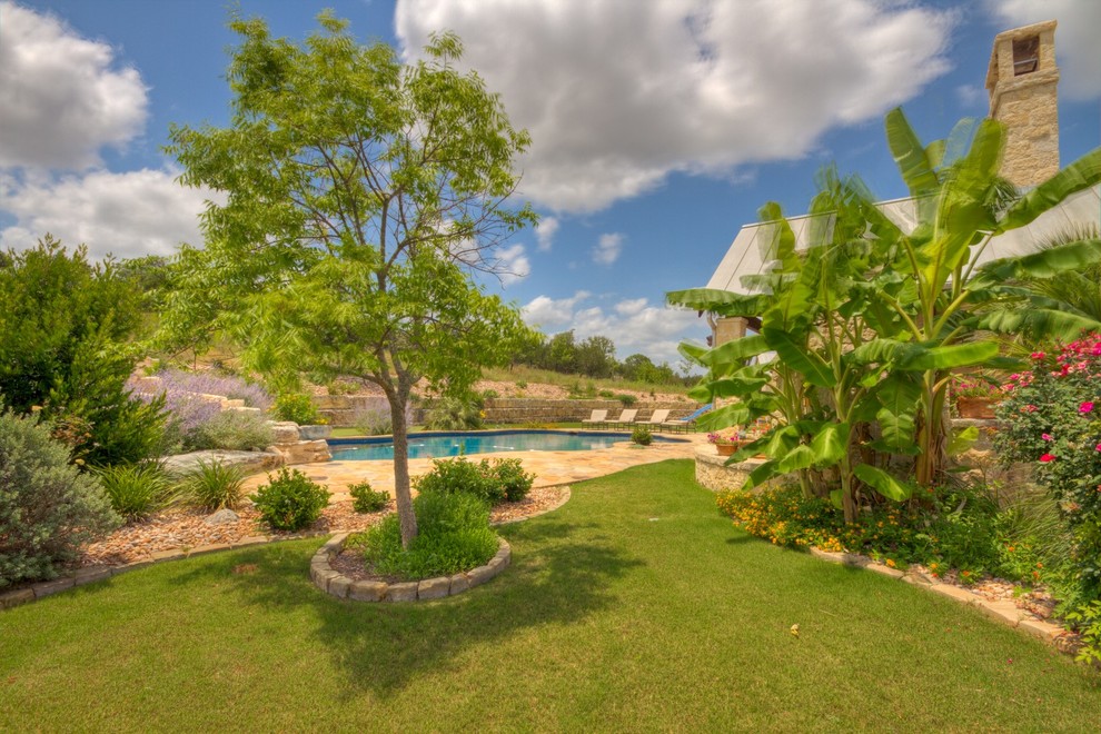 Photo of a tropical landscaping in Austin.