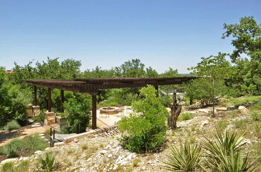 Großer Uriger Garten mit Pflastersteinen in Austin