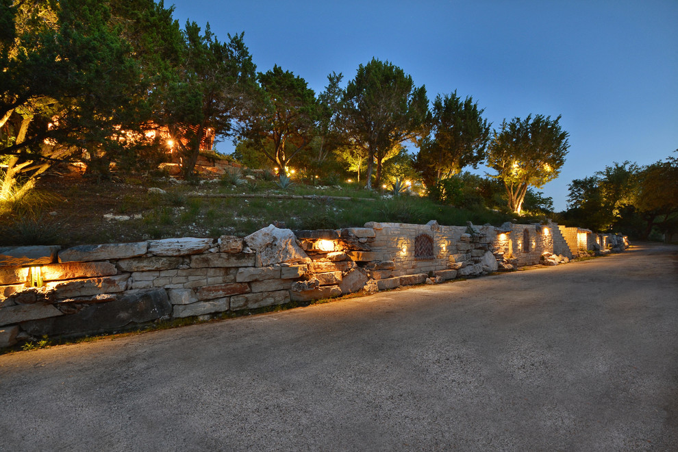 Photo of a large rustic hillside retaining wall landscape in Austin.