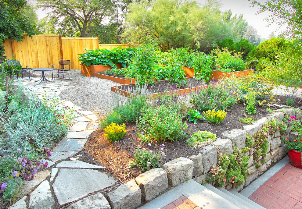 Пример оригинального дизайна: огород на участке среднего размера на переднем дворе в стиле модернизм с покрытием из каменной брусчатки