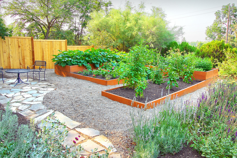 Idee per un orto in giardino moderno di medie dimensioni e davanti casa con pavimentazioni in pietra naturale