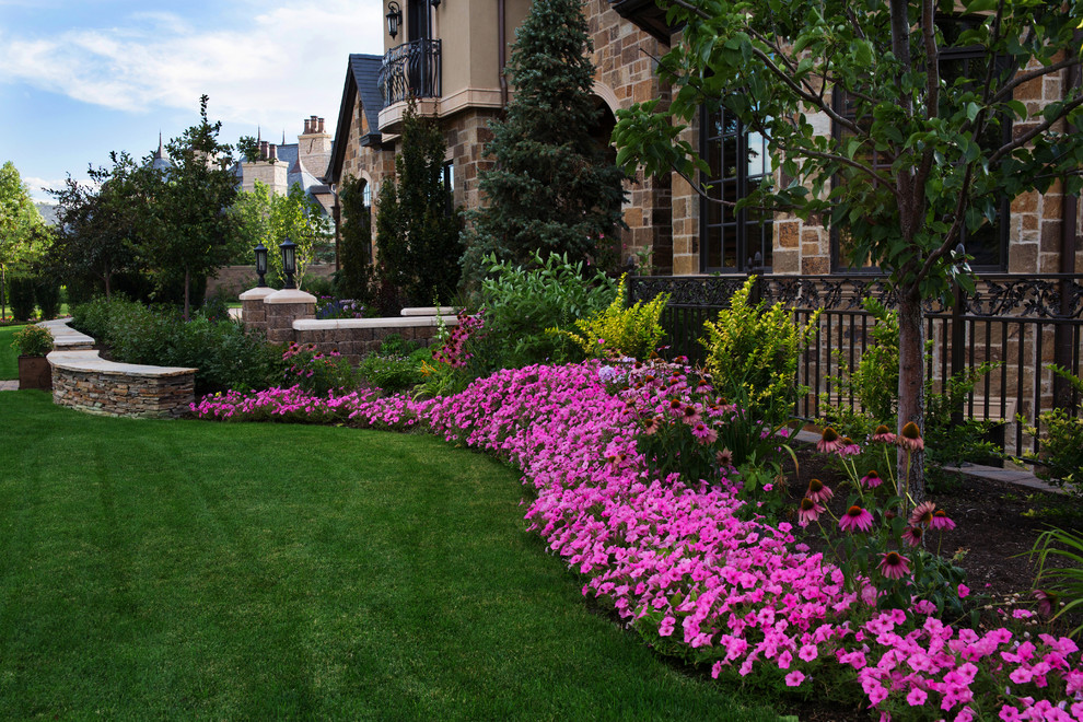 Inspiration for a large traditional front garden in Salt Lake City with a flowerbed.
