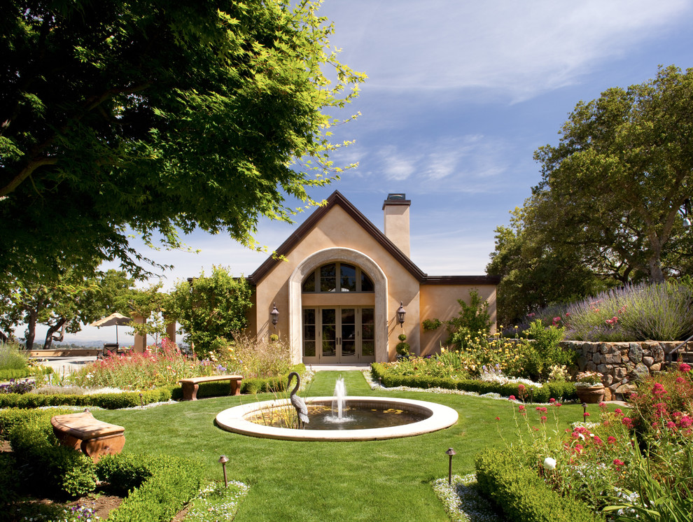 Свежая идея для дизайна: большой солнечный регулярный сад на заднем дворе в классическом стиле с хорошей освещенностью, садовой дорожкой или калиткой и мульчированием - отличное фото интерьера