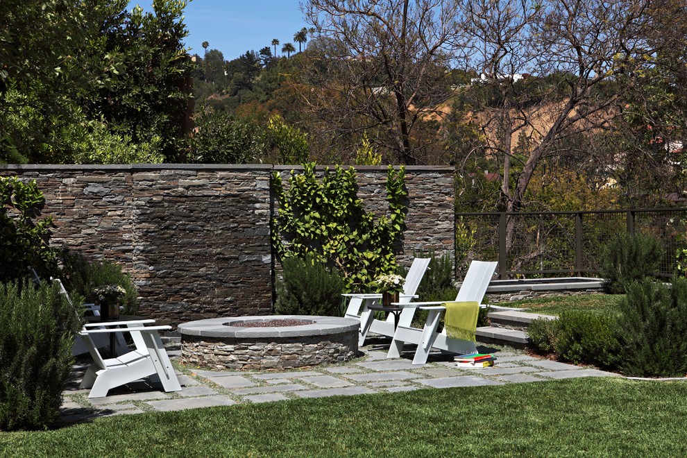 Klassischer Garten hinter dem Haus mit Natursteinplatten in Los Angeles