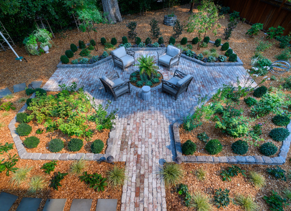 Пример оригинального дизайна: огромный засухоустойчивый сад на заднем дворе с полуденной тенью и мощением клинкерной брусчаткой