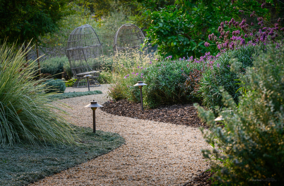 Esempio di un ampio giardino xeriscape esposto in pieno sole dietro casa con graniglia di granito