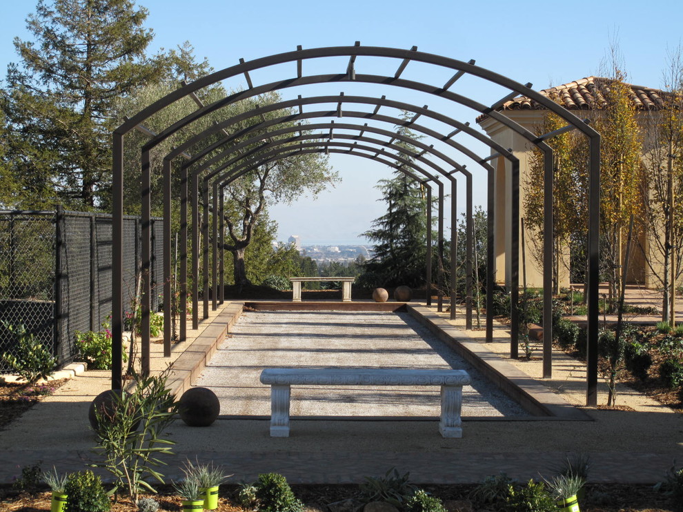 Mediterraner Garten hinter dem Haus mit Sportplatz in San Francisco