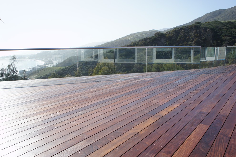 Inspiration for a large contemporary full sun backyard landscaping in Los Angeles with decking for summer.