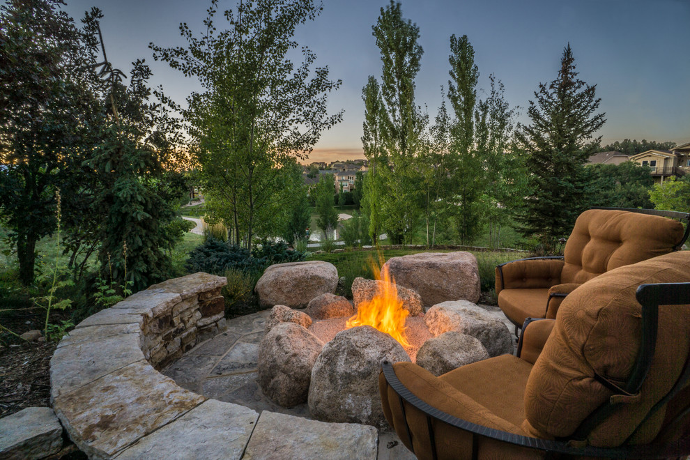 Großer, Halbschattiger Klassischer Garten hinter dem Haus, im Winter mit Feuerstelle und Natursteinplatten in Denver