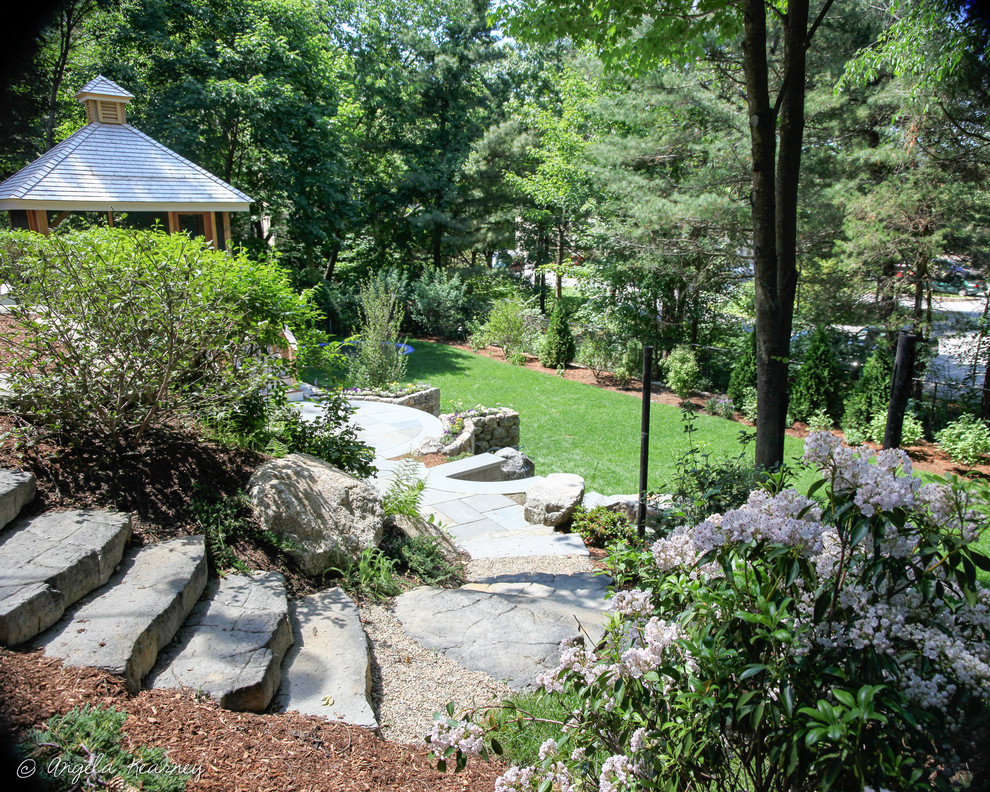 Cette image montre un jardin traditionnel de taille moyenne et l'automne avec une exposition ensoleillée, une pente, une colline ou un talus et des pavés en pierre naturelle.