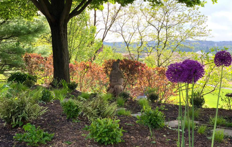 Foto de jardín tradicional renovado grande en patio trasero con parterre de flores y exposición parcial al sol