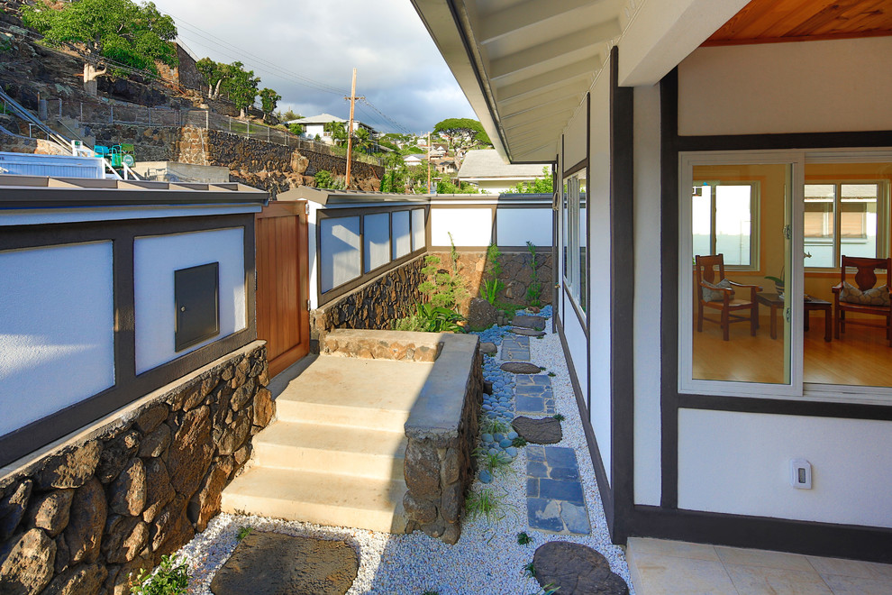 ハワイにある高級な小さなアジアンスタイルのおしゃれな中庭 (庭への小道、天然石敷き) の写真