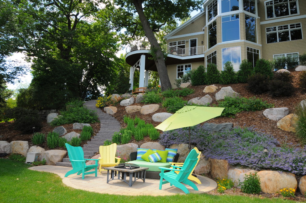 Geometrische, Mittelgroße, Halbschattige Moderne Gartenmauer hinter dem Haus mit Natursteinplatten in Minneapolis