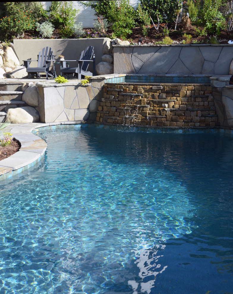 Imagen de piscina actual pequeña en patio trasero