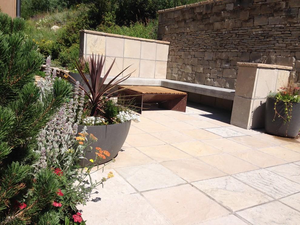 Idéer för mellanstora funkis trädgårdar i full sol som tål torka och i slänt på sommaren, med en stödmur och marksten i betong
