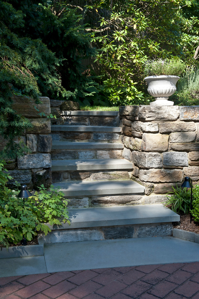 Immagine di un giardino stile americano esposto a mezz'ombra di medie dimensioni e dietro casa in primavera con un ingresso o sentiero e pavimentazioni in mattoni