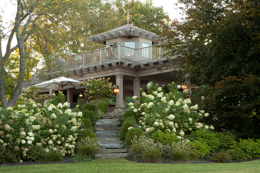 Inspiration for a large craftsman full sun backyard landscaping in New York.