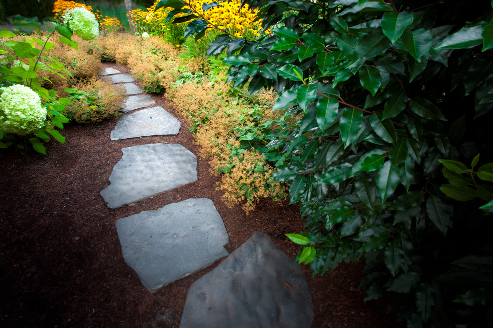 Inspiration pour un grand jardin à la française latéral vintage l'été avec une exposition ensoleillée et des pavés en pierre naturelle.