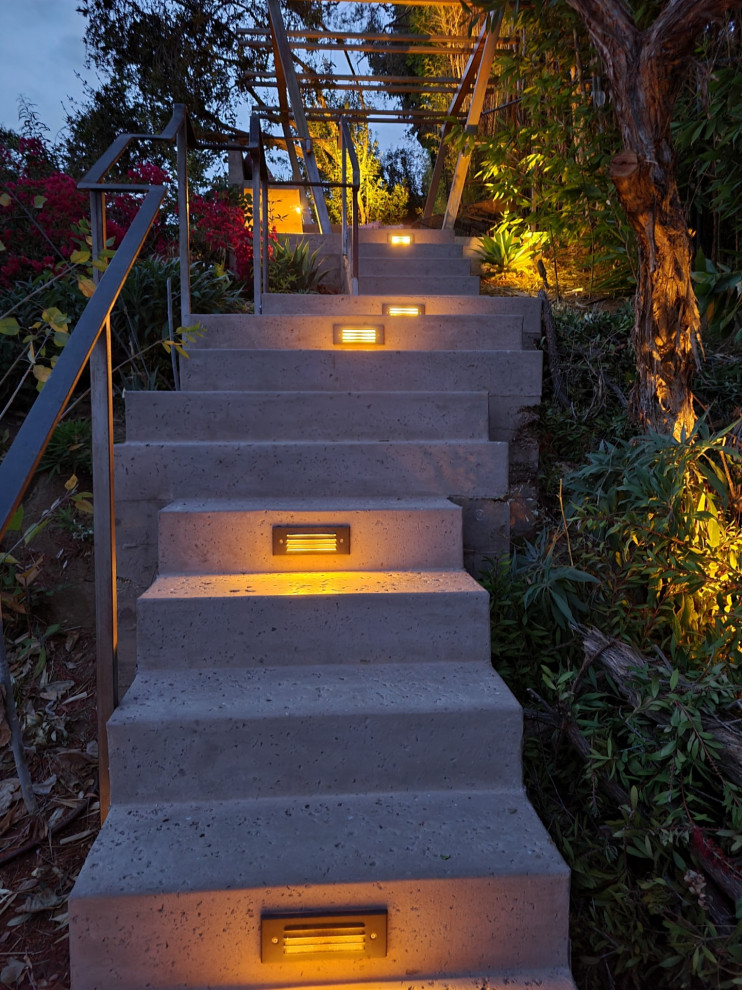 Esempio di un giardino minimalista esposto a mezz'ombra di medie dimensioni e dietro casa in inverno con pavimentazioni in cemento
