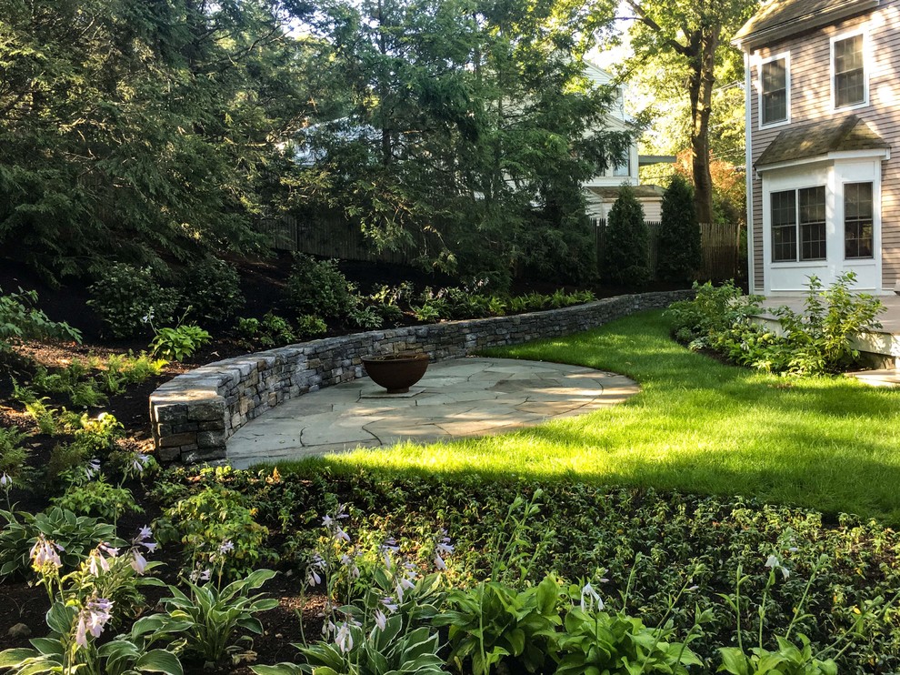 Esempio di un giardino rustico dietro casa con pavimentazioni in pietra naturale