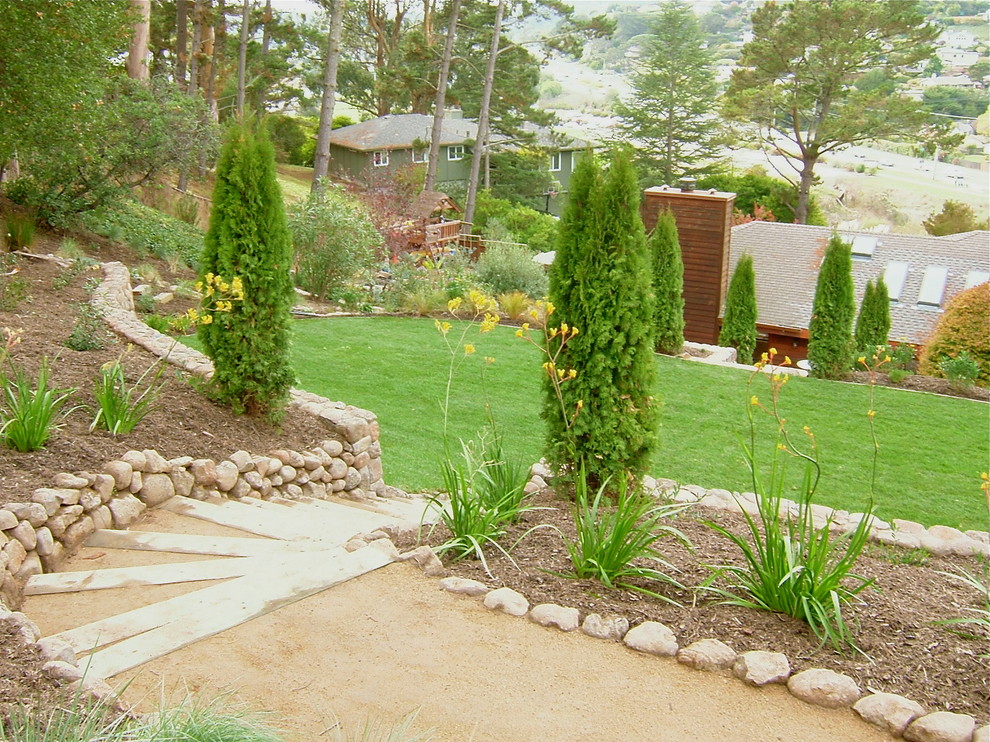 На фото: большой участок и сад на заднем дворе в классическом стиле с полуденной тенью и покрытием из гранитной крошки с