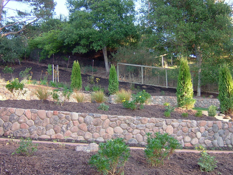 На фото: большой участок и сад на заднем дворе в классическом стиле с полуденной тенью и покрытием из гранитной крошки с
