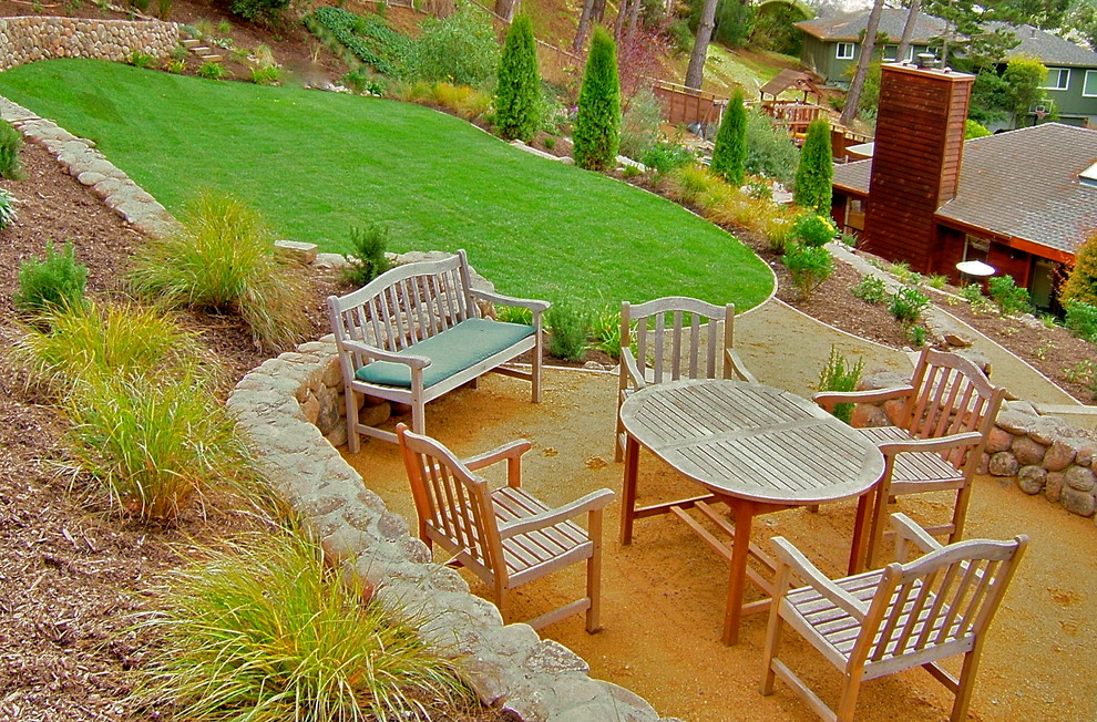 Immagine di un grande giardino classico esposto a mezz'ombra dietro casa con graniglia di granito