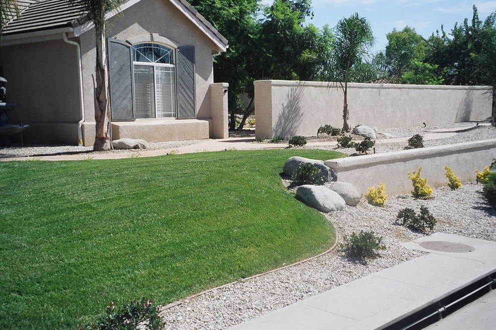 Imagen de camino de jardín de secano clásico de tamaño medio en verano en patio delantero con exposición total al sol y adoquines de piedra natural