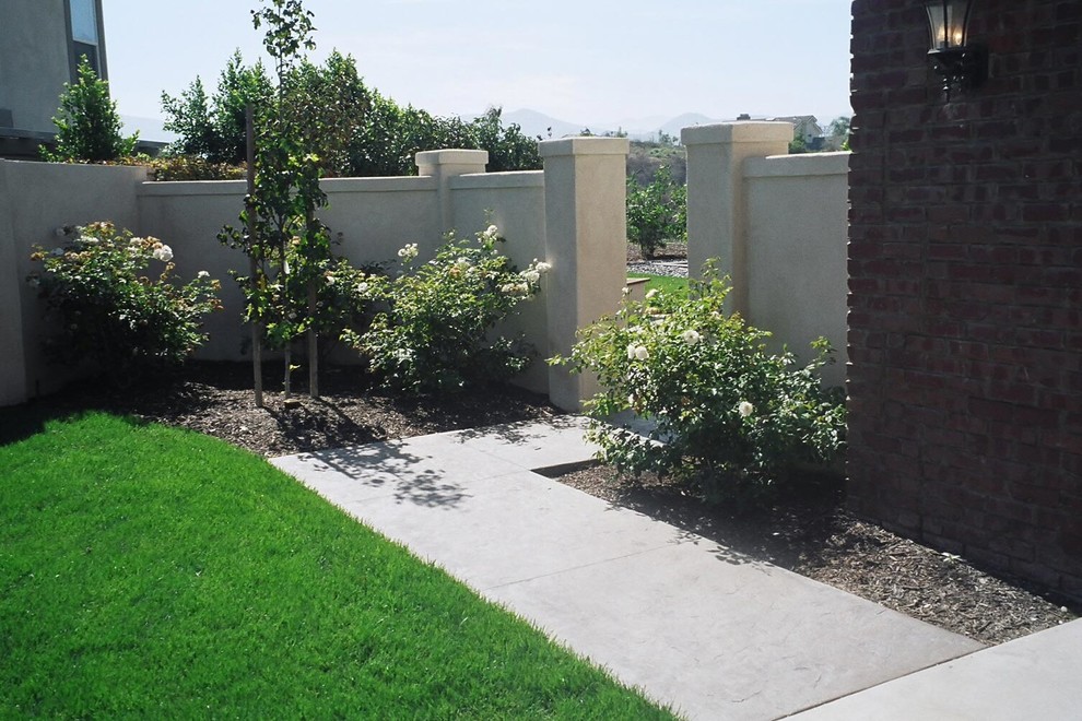 Идея дизайна: солнечный, летний засухоустойчивый сад среднего размера на переднем дворе в классическом стиле с садовой дорожкой или калиткой, хорошей освещенностью и покрытием из каменной брусчатки