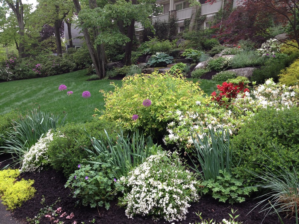 На фото: весенний участок и сад среднего размера на переднем дворе в классическом стиле с садовой дорожкой или калиткой, полуденной тенью и покрытием из каменной брусчатки