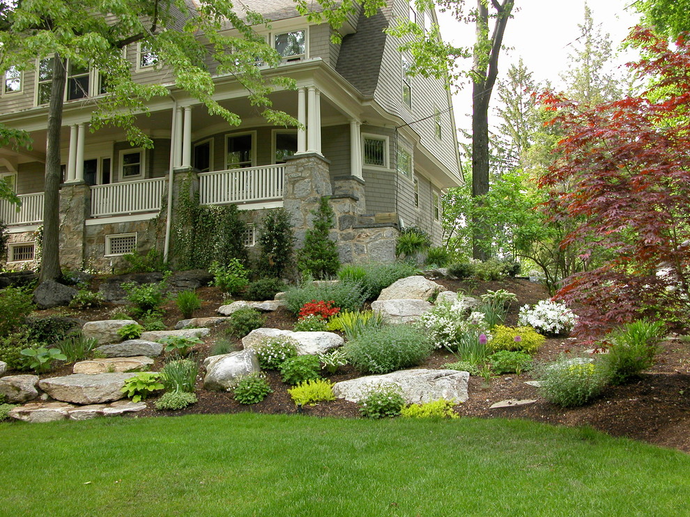 Foto di un giardino tradizionale esposto a mezz'ombra di medie dimensioni e davanti casa in primavera con un ingresso o sentiero e pavimentazioni in pietra naturale
