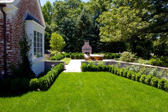 Источник вдохновения для домашнего уюта: большой регулярный сад на боковом дворе в классическом стиле с местом для костра и мощением клинкерной брусчаткой