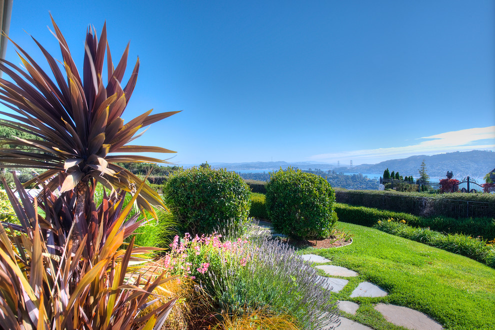 Geräumiger, Geometrischer Mediterraner Garten neben dem Haus mit direkter Sonneneinstrahlung und Natursteinplatten in San Francisco