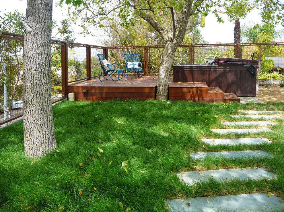 Foto di un grande giardino minimalista esposto a mezz'ombra dietro casa in estate con fontane e pavimentazioni in pietra naturale