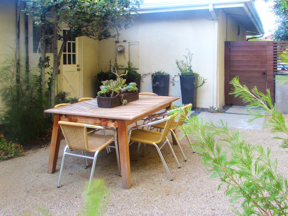 Idée de décoration pour un grand jardin sur cour minimaliste avec une exposition partiellement ombragée et des pavés en béton.